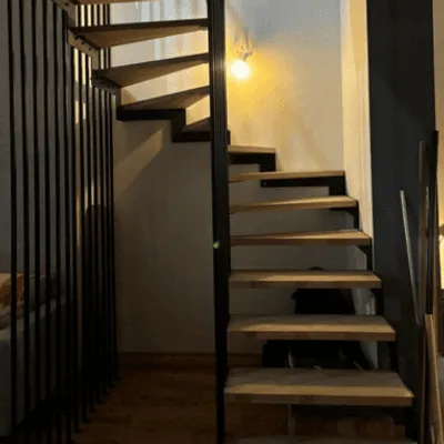 Escalier en bois artisanal avec finitions premium