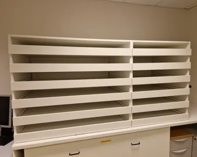 Meuble sur mesure en bois avec finitions artisanales